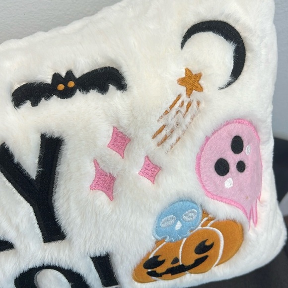Oeko-Tex | โHey Boo!โ Pillow w/ Ghosts, Bats, Skulls, Pumpkins & Stars - Picture 8 of 12